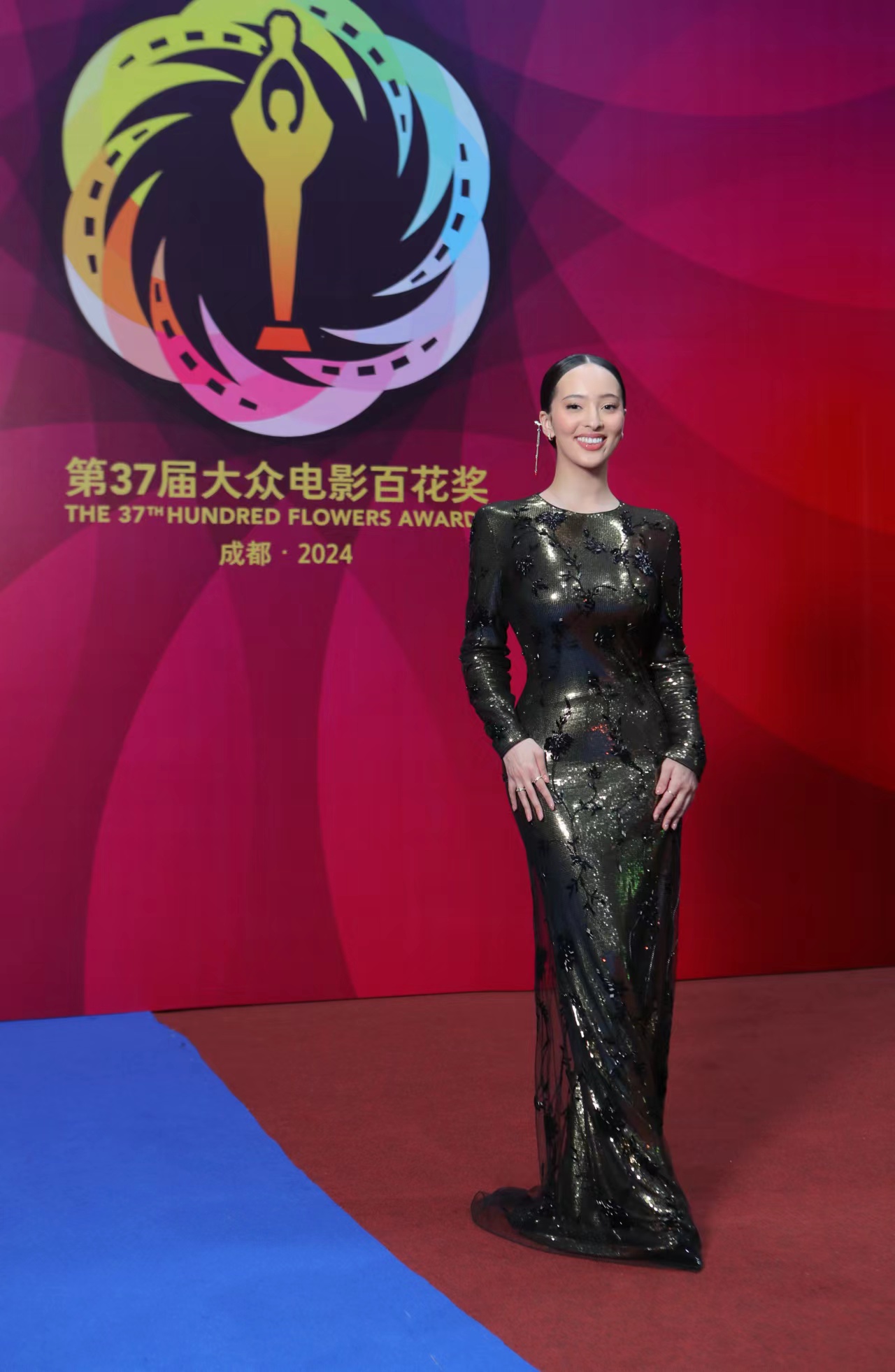 Faouzia performed at the 37th Hundred Flowers Awards ceremony, delivering a heartfelt rendition of the song